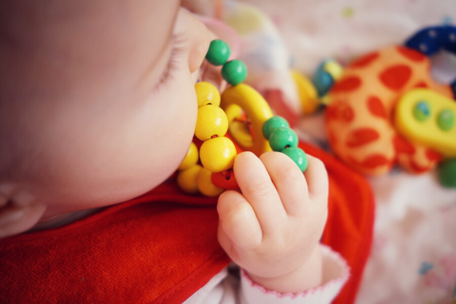 rozwoj_zmyslu_dotyku_baby-587922-01 X_resize