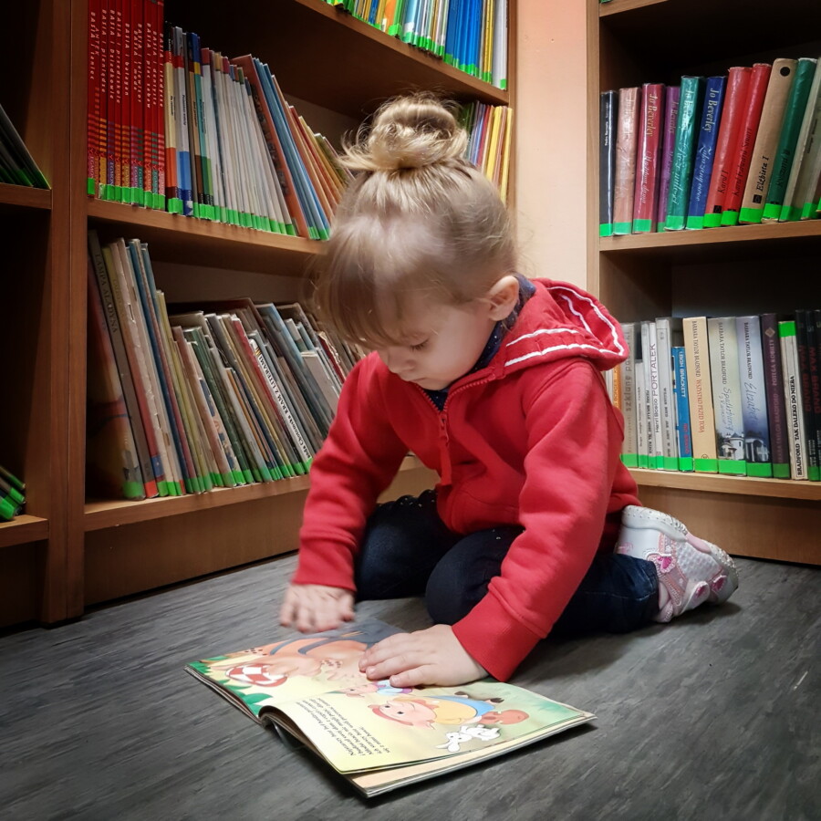 maluch_w_bibliotece_2